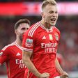 Tengestedt, avançado dinamarquês, a festejar um golo com a camisola do Benfica