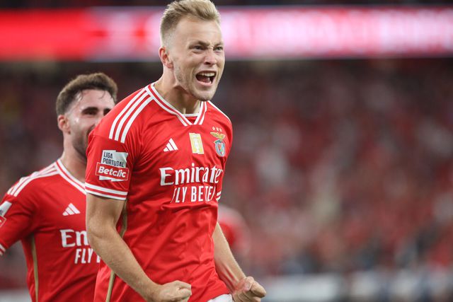 Tengestedt, avançado dinamarquês, a festejar um golo com a camisola do Benfica