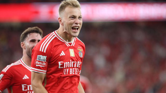 Tengestedt, avançado dinamarquês, a festejar um golo com a camisola do Benfica