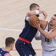 Nikola Jokic 'apertado' por Zubac na derrota dos Denver Nuggets em Los Angeles, com os Clippers