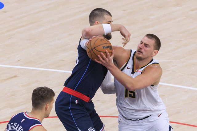 Nikola Jokic 'apertado' por Zubac na derrota dos Denver Nuggets em Los Angeles, com os Clippers