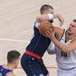 Nikola Jokic 'apertado' por Zubac na derrota dos Denver Nuggets em Los Angeles, com os Clippers