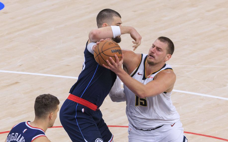 Nikola Jokic 'apertado' por Zubac na derrota dos Denver Nuggets em Los Angeles, com os Clippers