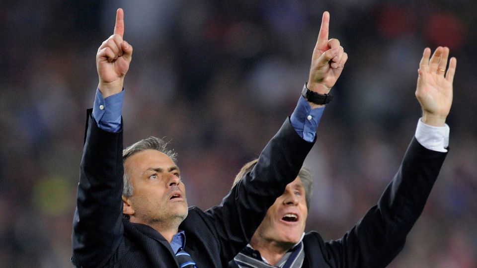 Mourinho celebra a vitória do Inter em Camp Nou em 2010
