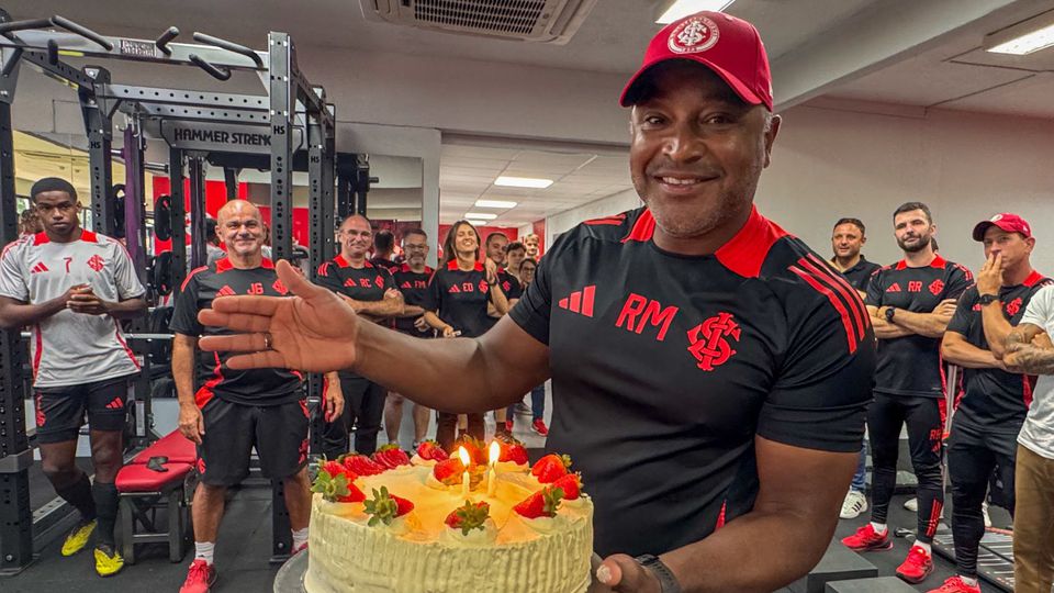 Roger Machado com o bolo de aniversário do 50.º aniversário