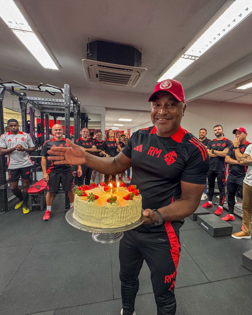 Roger Machado com o bolo de aniversário do 50.º aniversário