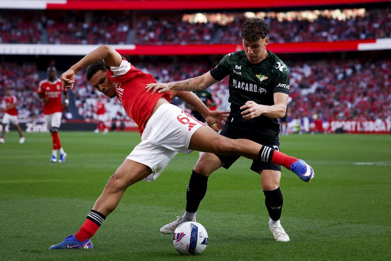 Bah disputa a bola com Travassos - Foto: Filipe Amorim/LUSA