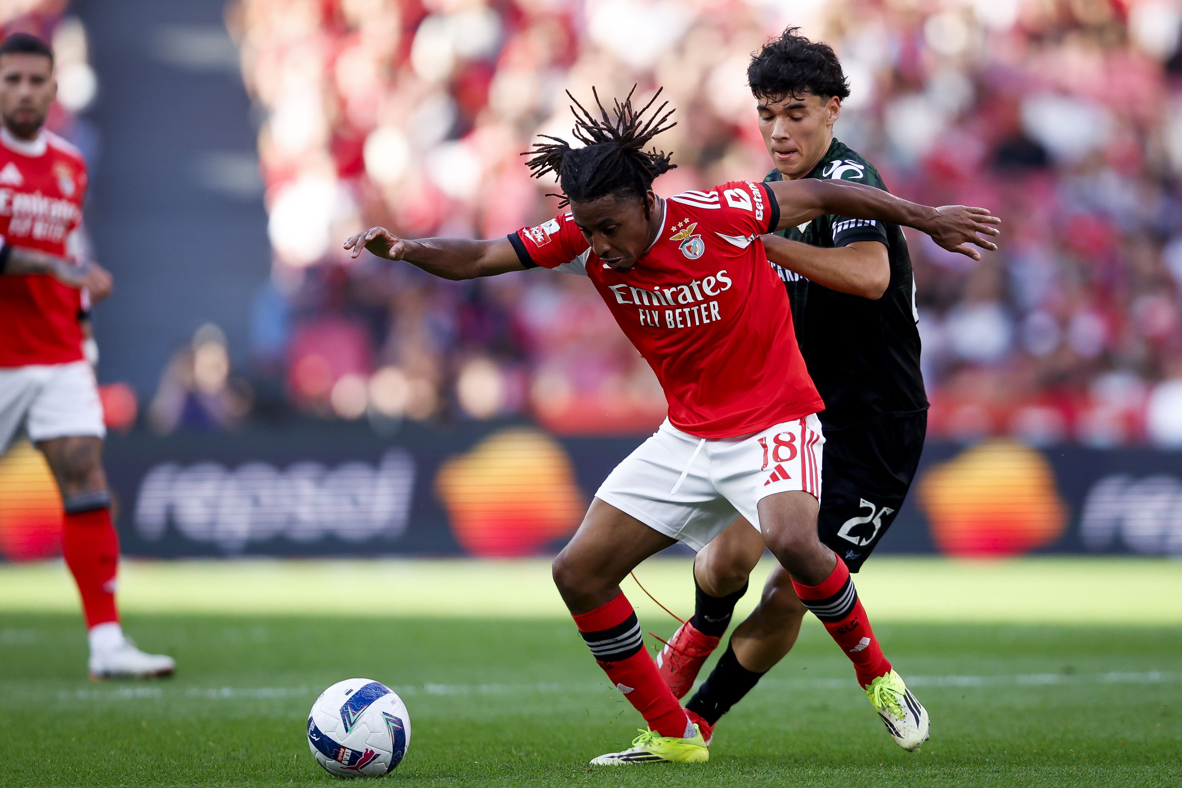 Leandro Barreiro protege a bola de Afonso Assis