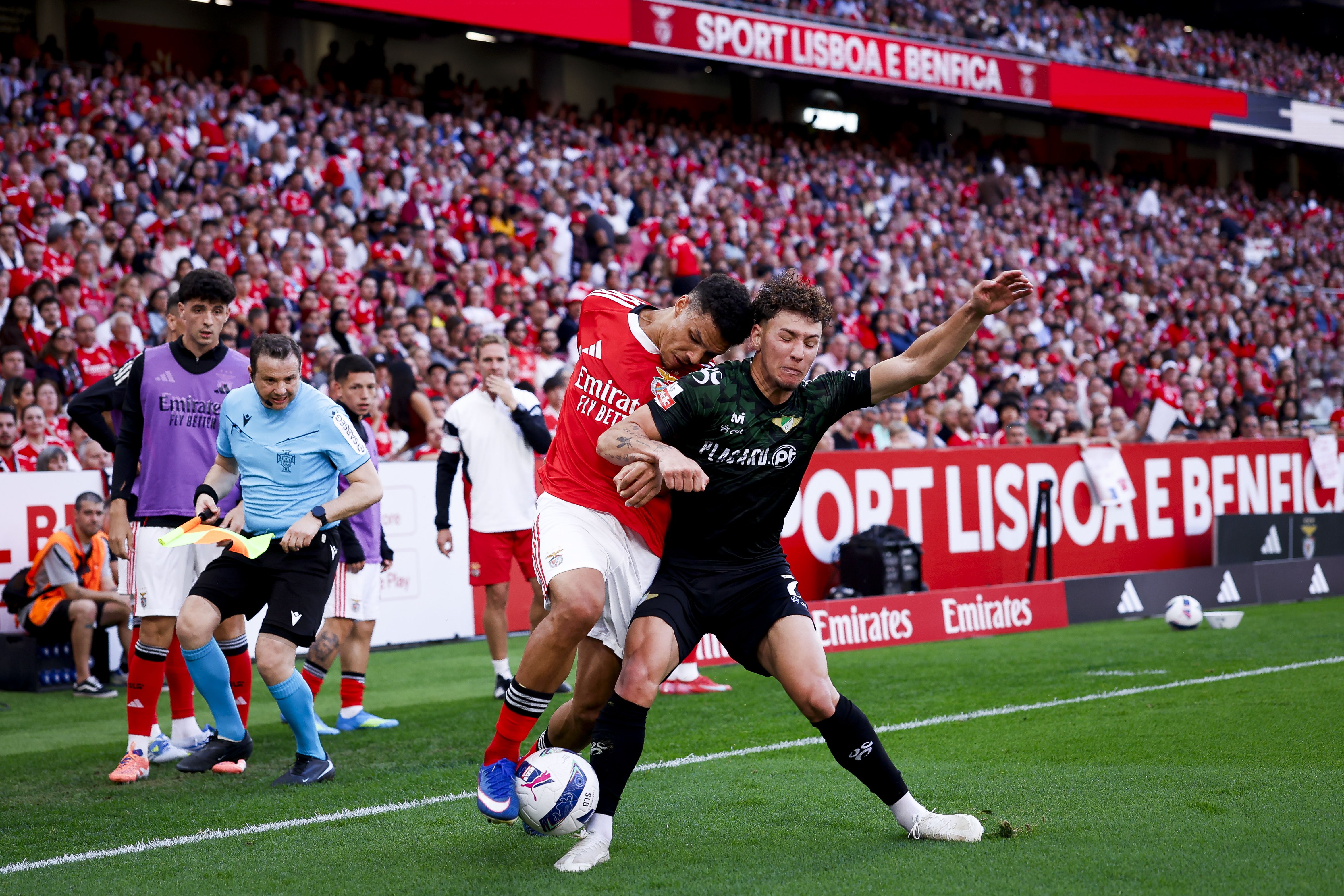 Bah disputa a bola com Travassos - Foto: Filipe Amorim/LUSA