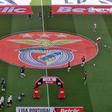 Suplentes do Benfica colocam a conversa em dia com jogador do Moreirense