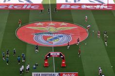 Suplentes do Benfica colocam a conversa em dia com jogador do Moreirense