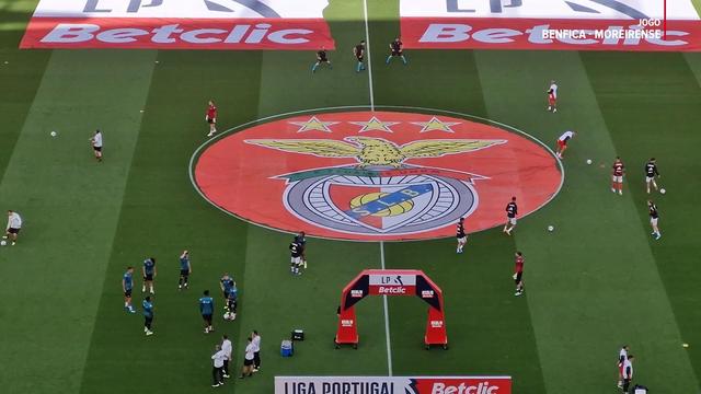 Suplentes do Benfica colocam a conversa em dia com jogador do Moreirense
