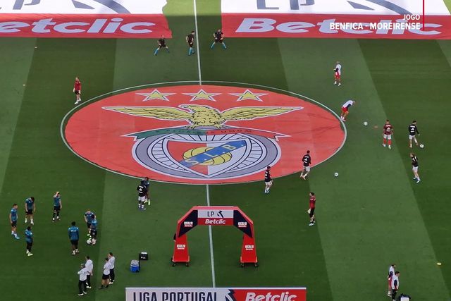 Suplentes do Benfica colocam a conversa em dia com jogador do Moreirense