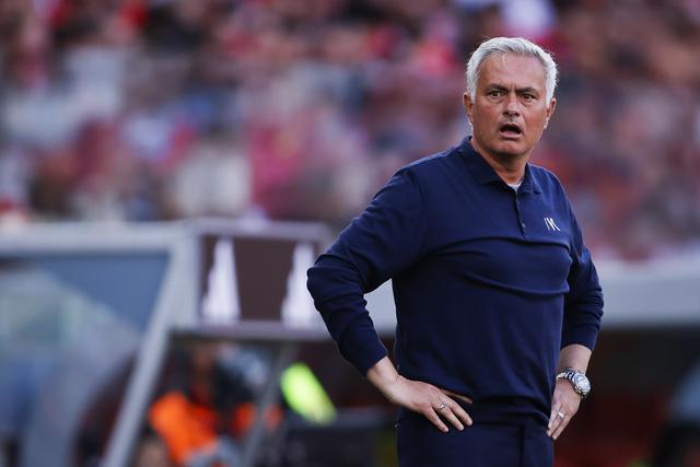 José Mourinho, treinador do Benfica, indignado no banco - Foto: Filipe Amorim/LUSA