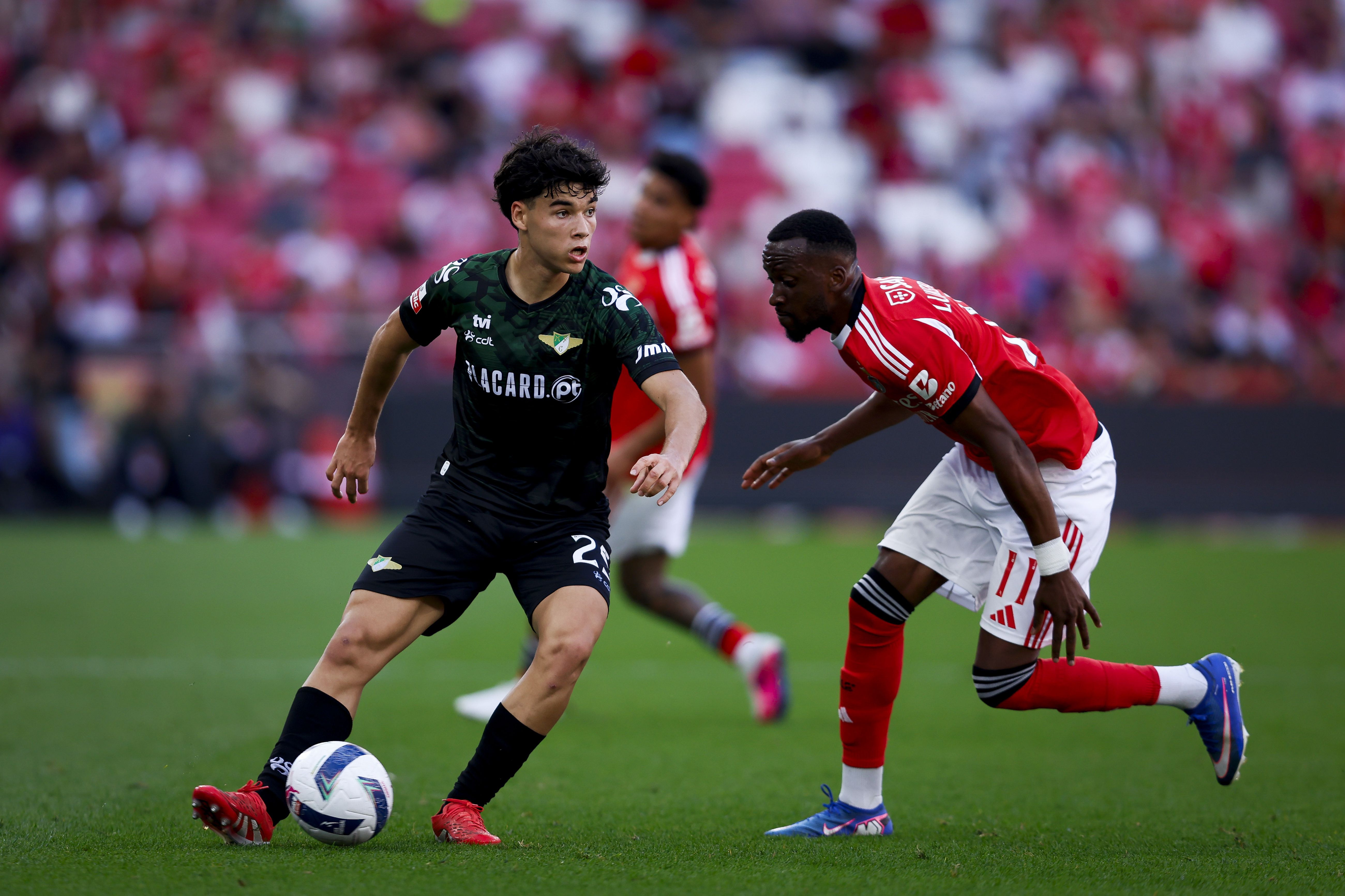 Afonso Assis controla a bola perante a marcação de Lukebakio - Foto: Filipe Amorim/LUSA
