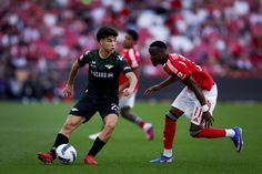 Afonso Assis controla a bola perante a marcação de Lukebakio - Foto: Filipe Amorim/LUSA