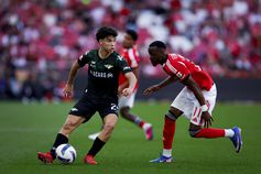 Afonso Assis controla a bola perante a marcação de Lukebakio - Foto: Filipe Amorim/LUSA