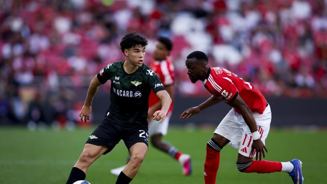 Afonso Assis controla a bola perante a marcação de Lukebakio - Foto: Filipe Amorim/LUSA