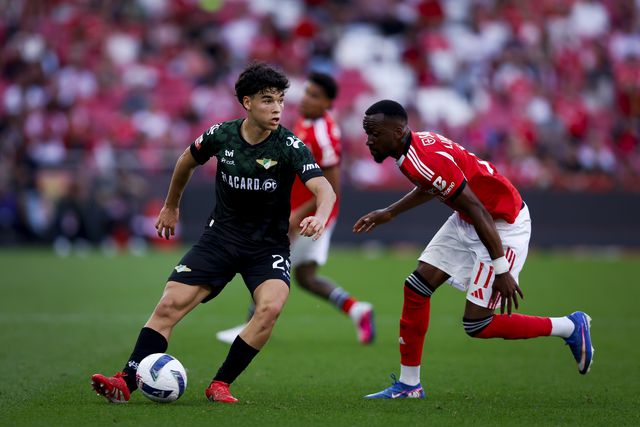 Afonso Assis controla a bola perante a marcação de Lukebakio - Foto: Filipe Amorim/LUSA