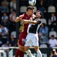 Ruben Pereira e André Candeias num duelo no jogo entre Farense e Académico de Viseu, no São Luís — Foto: Liga Portugal