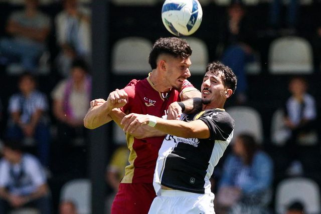 Ruben Pereira e André Candeias num duelo no jogo entre Farense e Académico de Viseu, no São Luís — Foto: Liga Portugal
