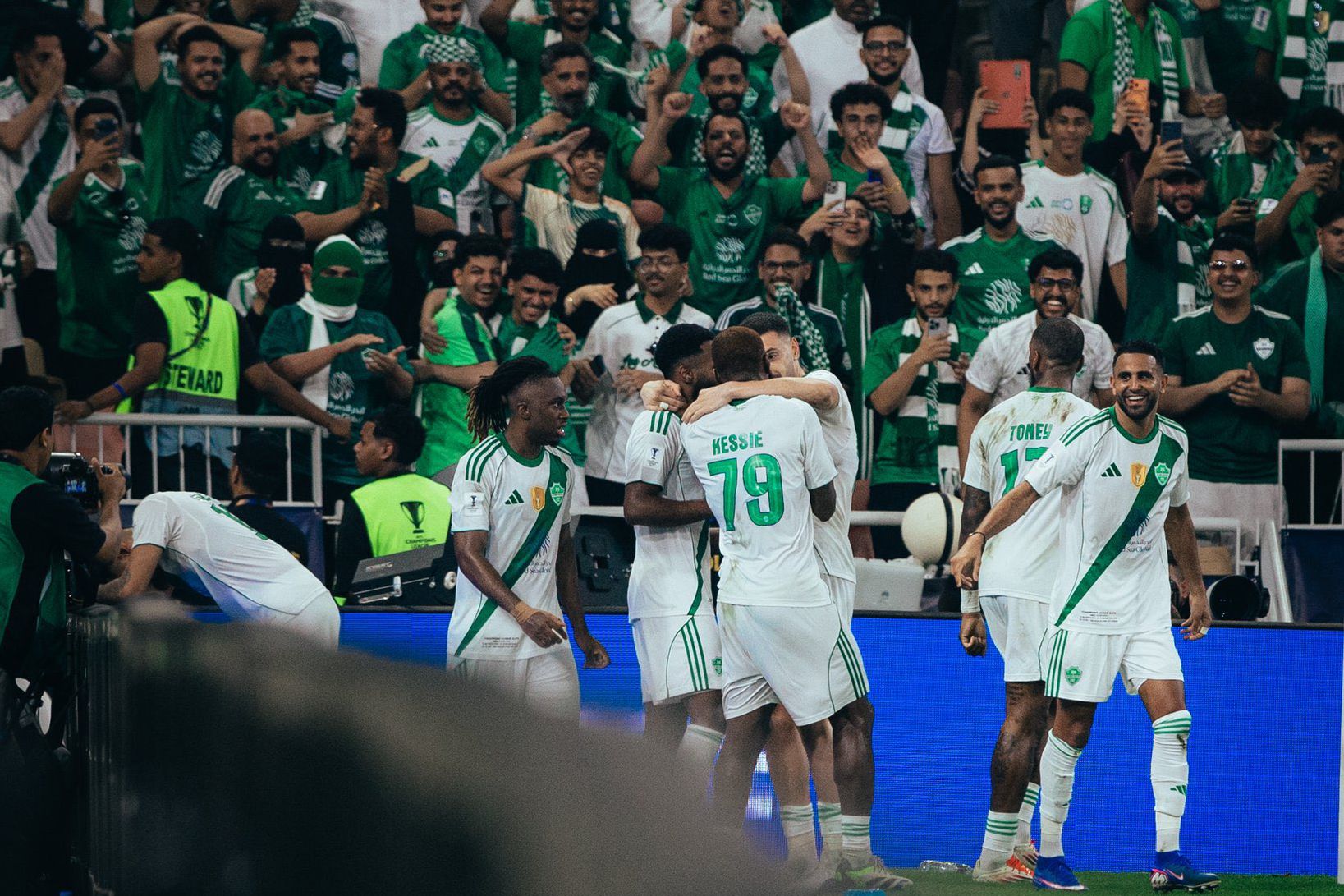 Jogadores do Al Ahli festejam golo que valeu a conquista da Champiosn pelo segundo ano consecutivo