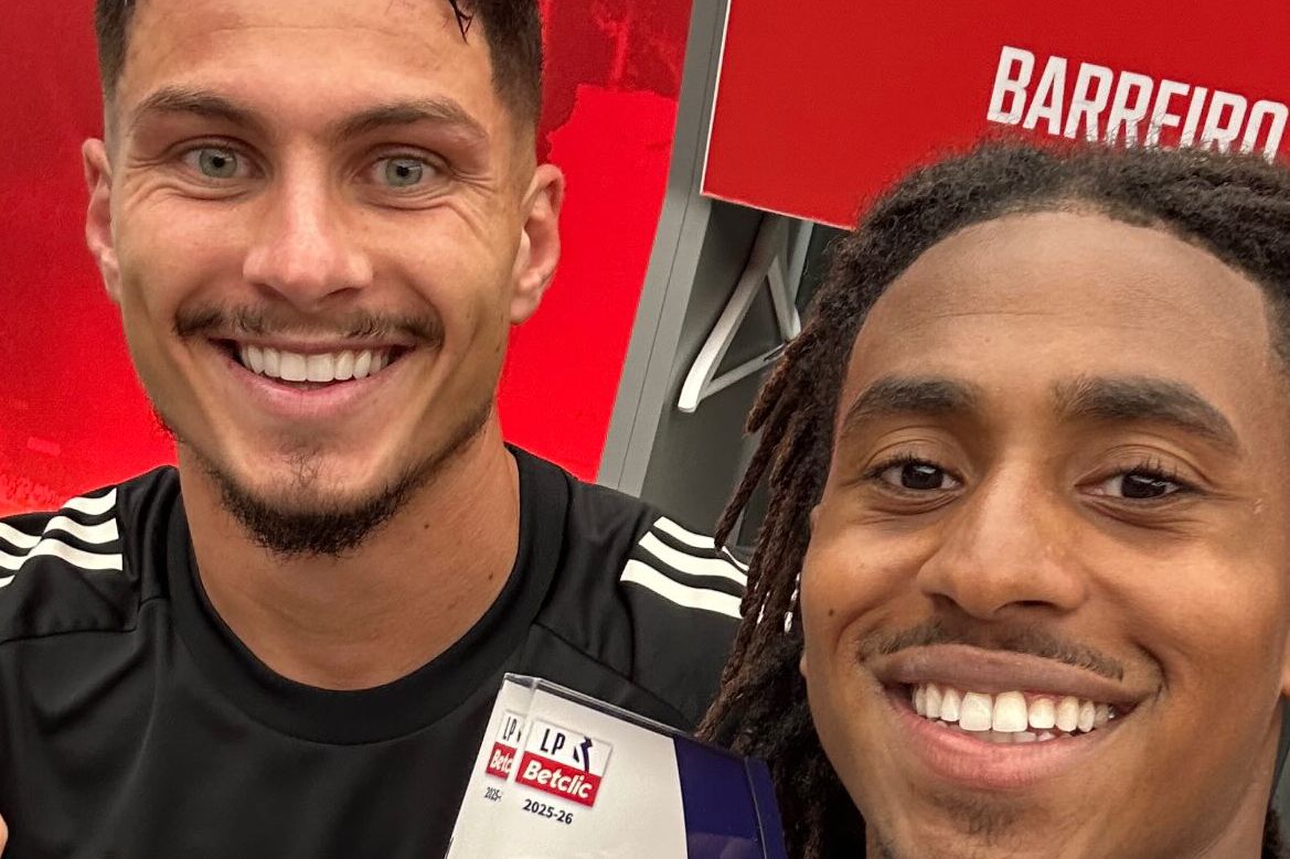 Franjo Ivanovic e Leandro Barreiro, no balneário, com o prémio de melhor em campo no Benfica-Moreirense — Foto: barreiro.martins/Instagram