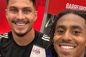 Franjo Ivanovic e Leandro Barreiro, no balneário, com o prémio de melhor em campo no Benfica-Moreirense — Foto: barreiro.martins/Instagram