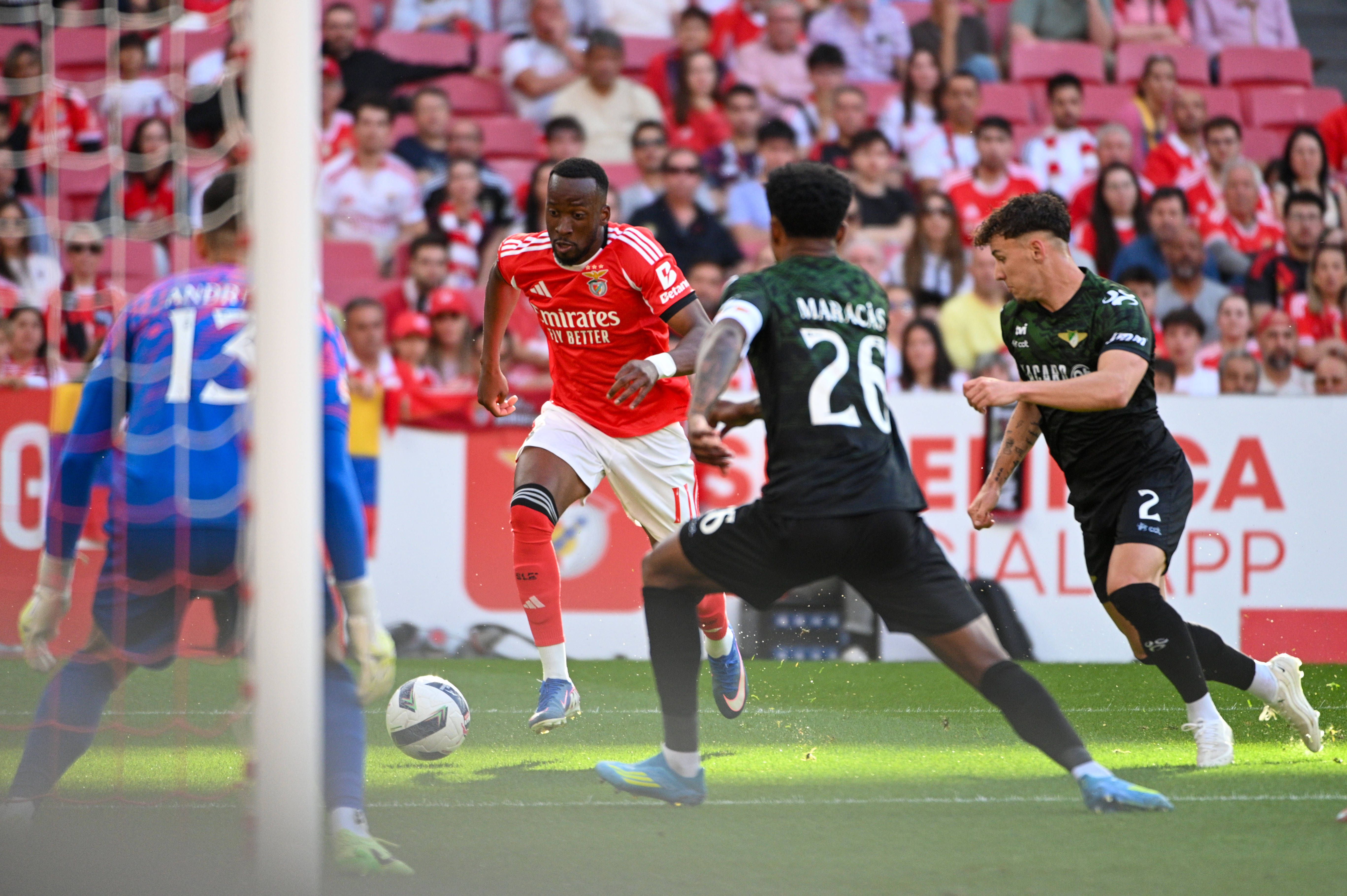 Lukebakio tenta fugir a dois adversários, no jogo do Benfica frente ao Moreirense - Foto: IMAGO