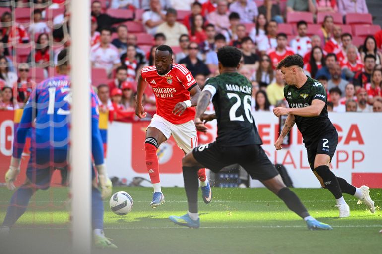 Lukebakio tenta fugir a dois adversários, no jogo do Benfica frente ao Moreirense - Foto: IMAGO