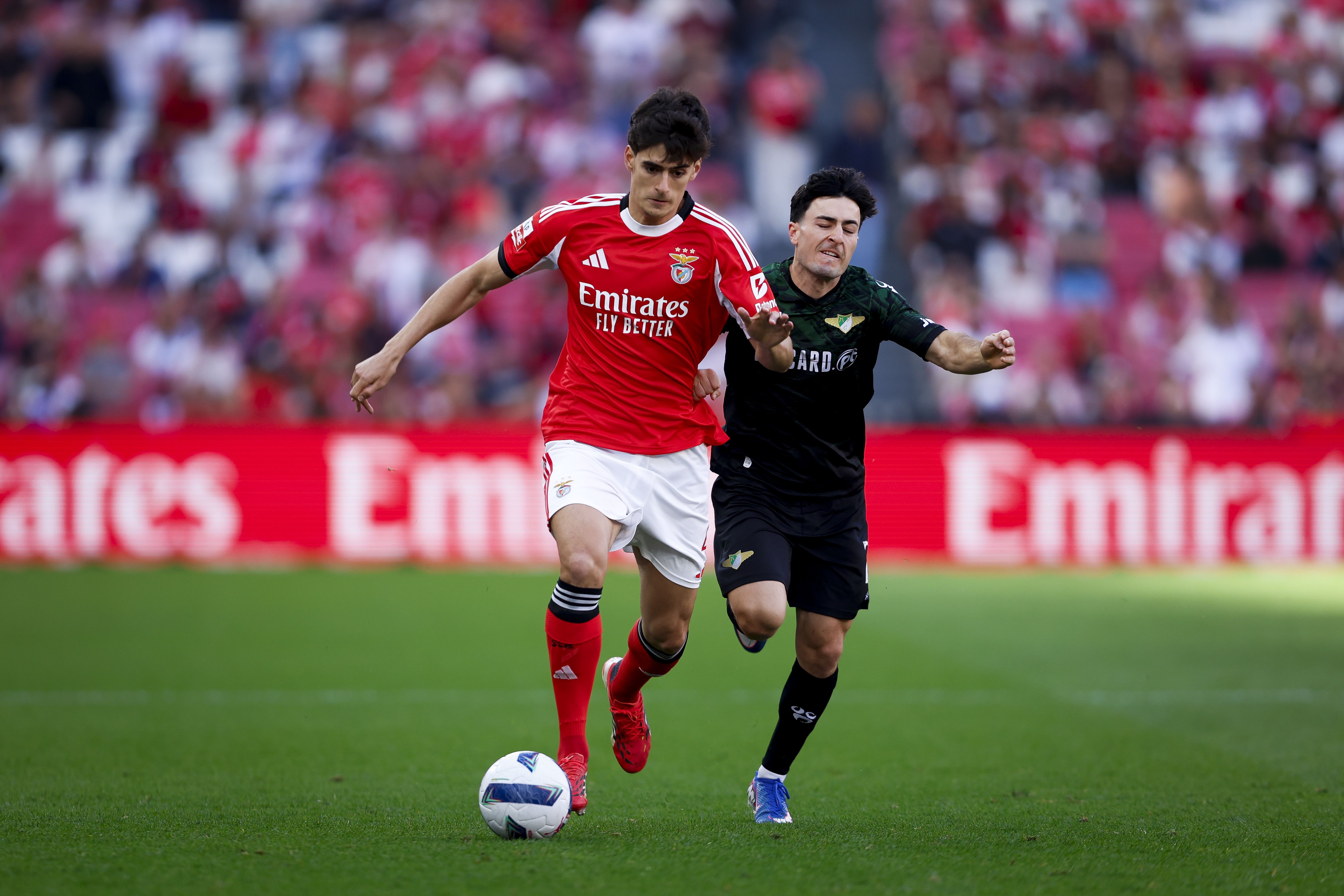António Silva foge a um adversário para assistir Leandro Barreiro no jogo frente ao Moreirense - Foto: Filipe Amorim/LUSA
