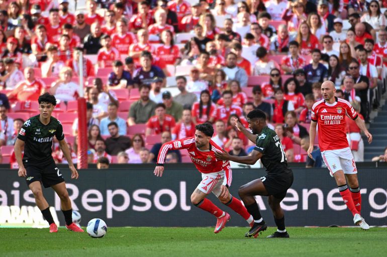 Rafa foge em velocidade a um adversário no jogo frente ao Moreirense - Foto: IMAGO