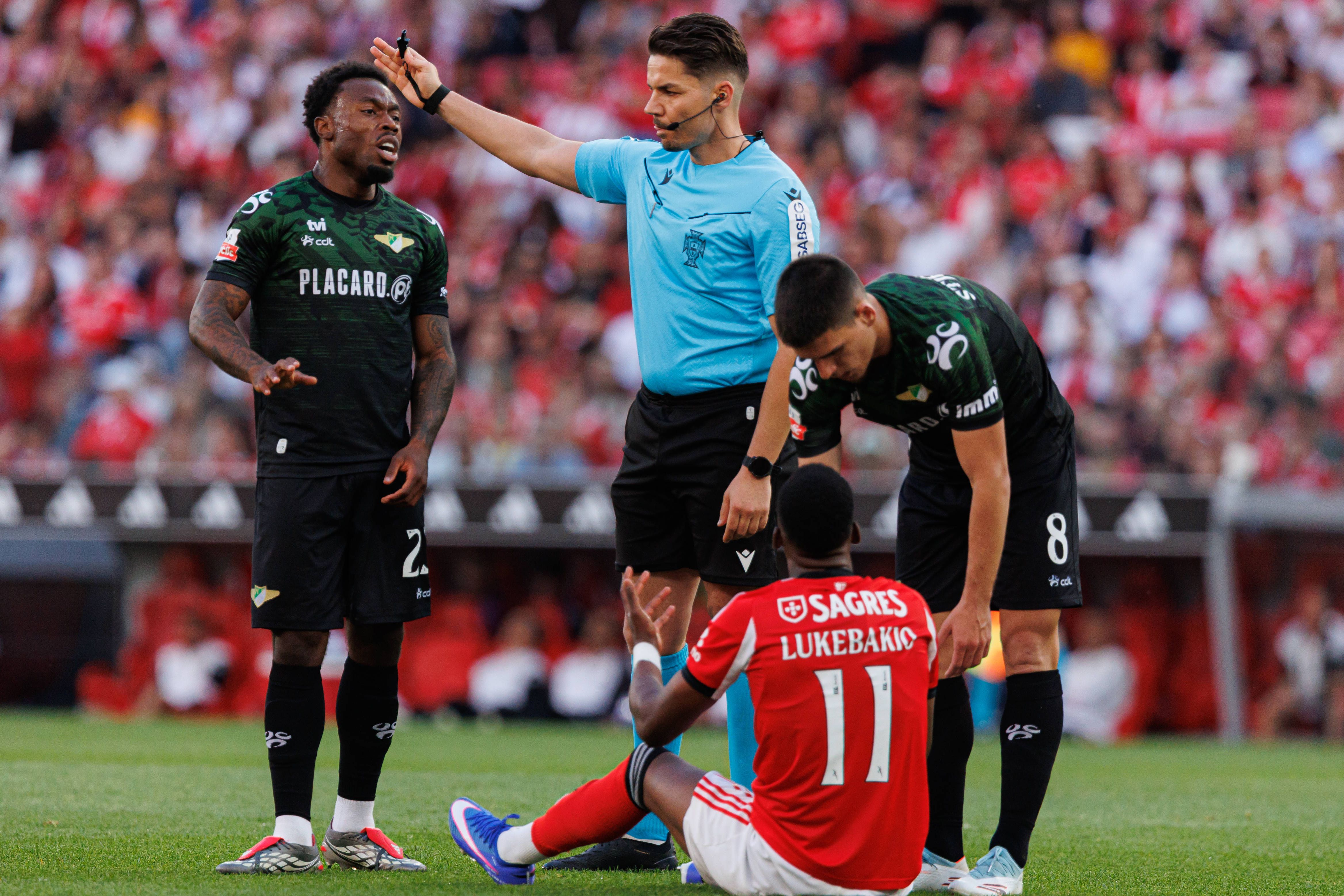 Iancu Vasilica depois de assinalar falta sobre Lukebakio, no Benfica-Moreirense — Foto: IMAGO