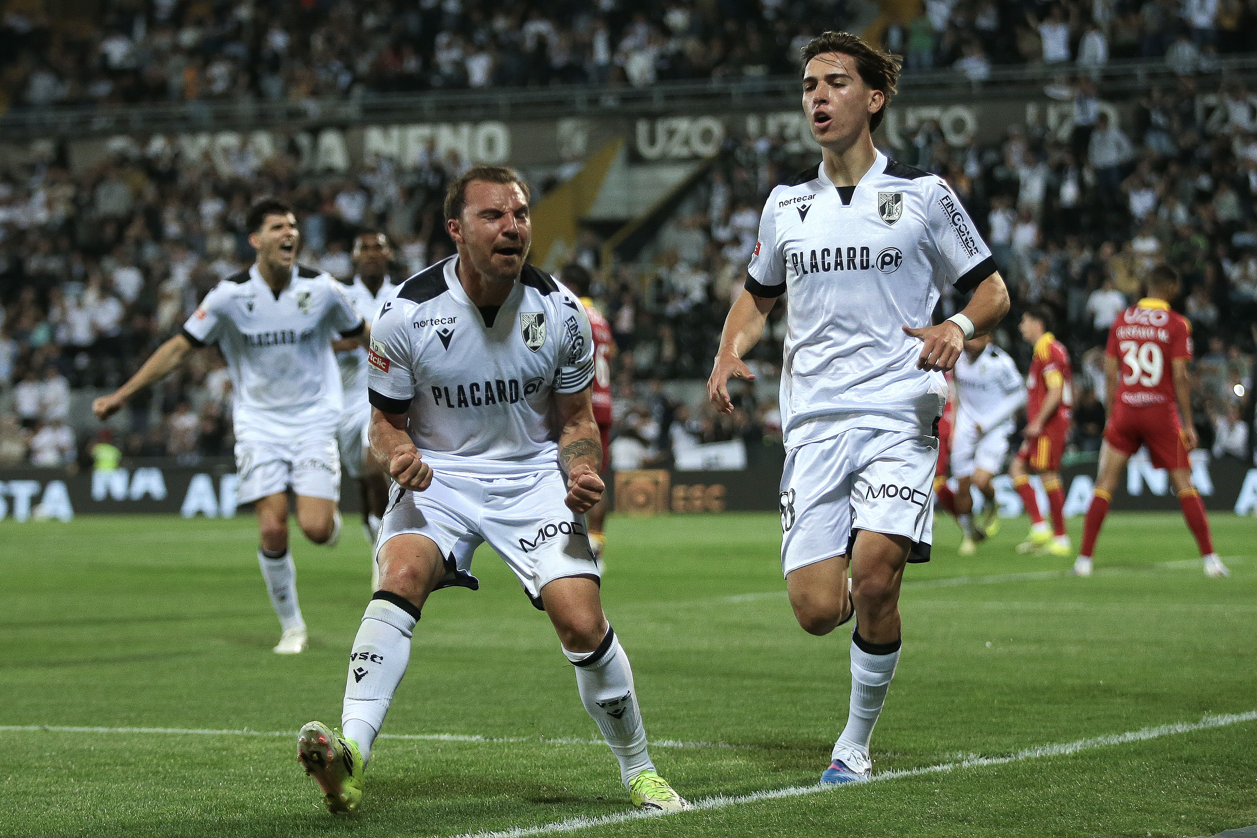 Samu deu o exemplo aos companheiros e abriu caminho ao triunfo do Vitória diante do Rio Ave — Foto: Manuel Fernando Araújo/LUSA