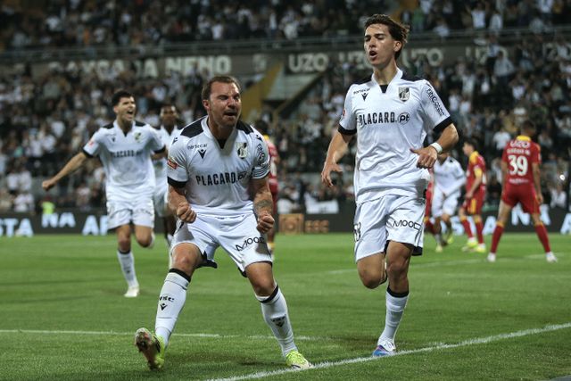 Samu deu o exemplo aos companheiros e abriu caminho ao triunfo do Vitória diante do Rio Ave — Foto: Manuel Fernando Araújo/LUSA