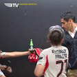 VÍDEO: treinador do Benfica levou banho das jogadoras na festa do título... e não gostou