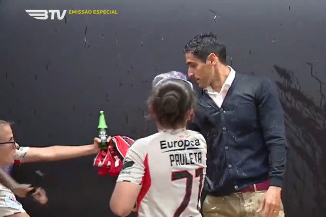 VÍDEO: treinador do Benfica levou banho das jogadoras na festa do título... e não gostou