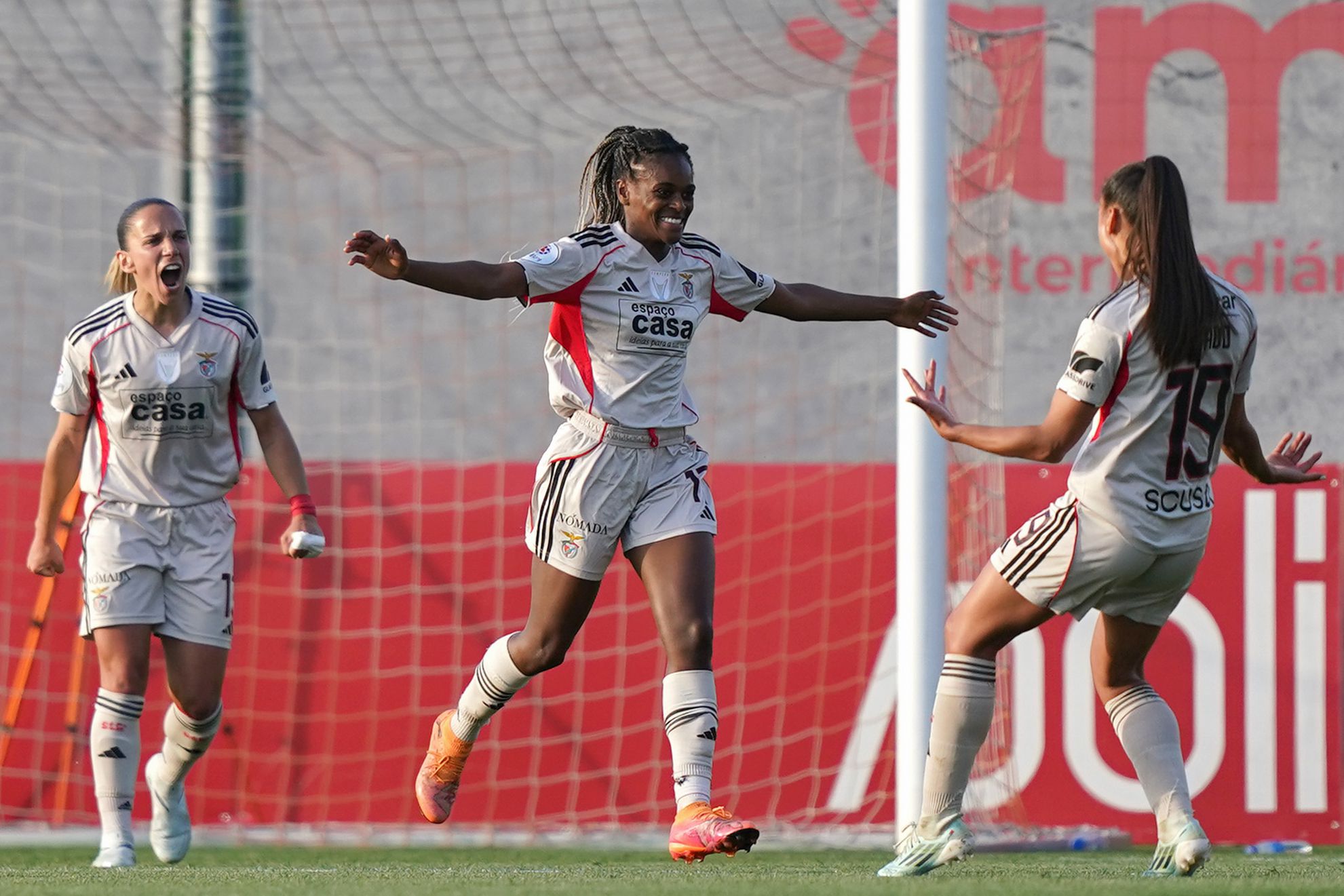 Diana Silva, ex-Sporting, a celebrar o 2-0 do Benfica em Braga - Foto: HUGO DELGADO/LUSA