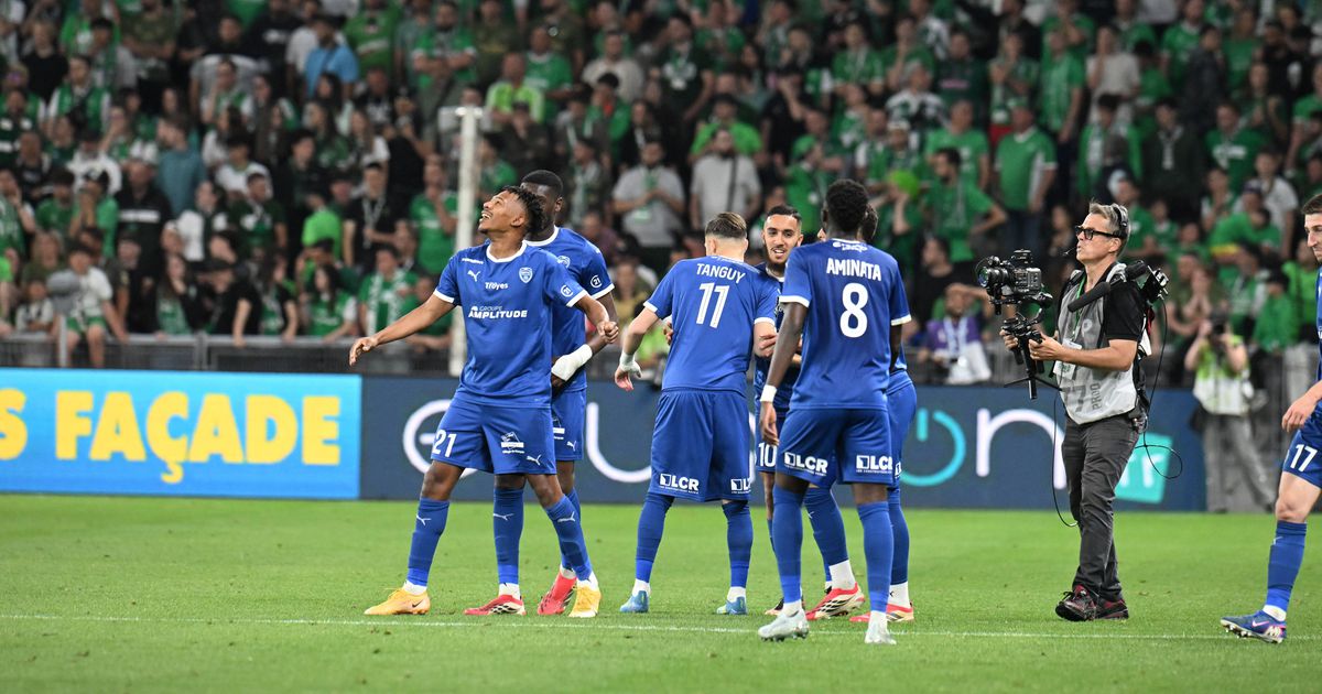 Troyes goleia Saint-Étienne e garante subida à Ligue 1