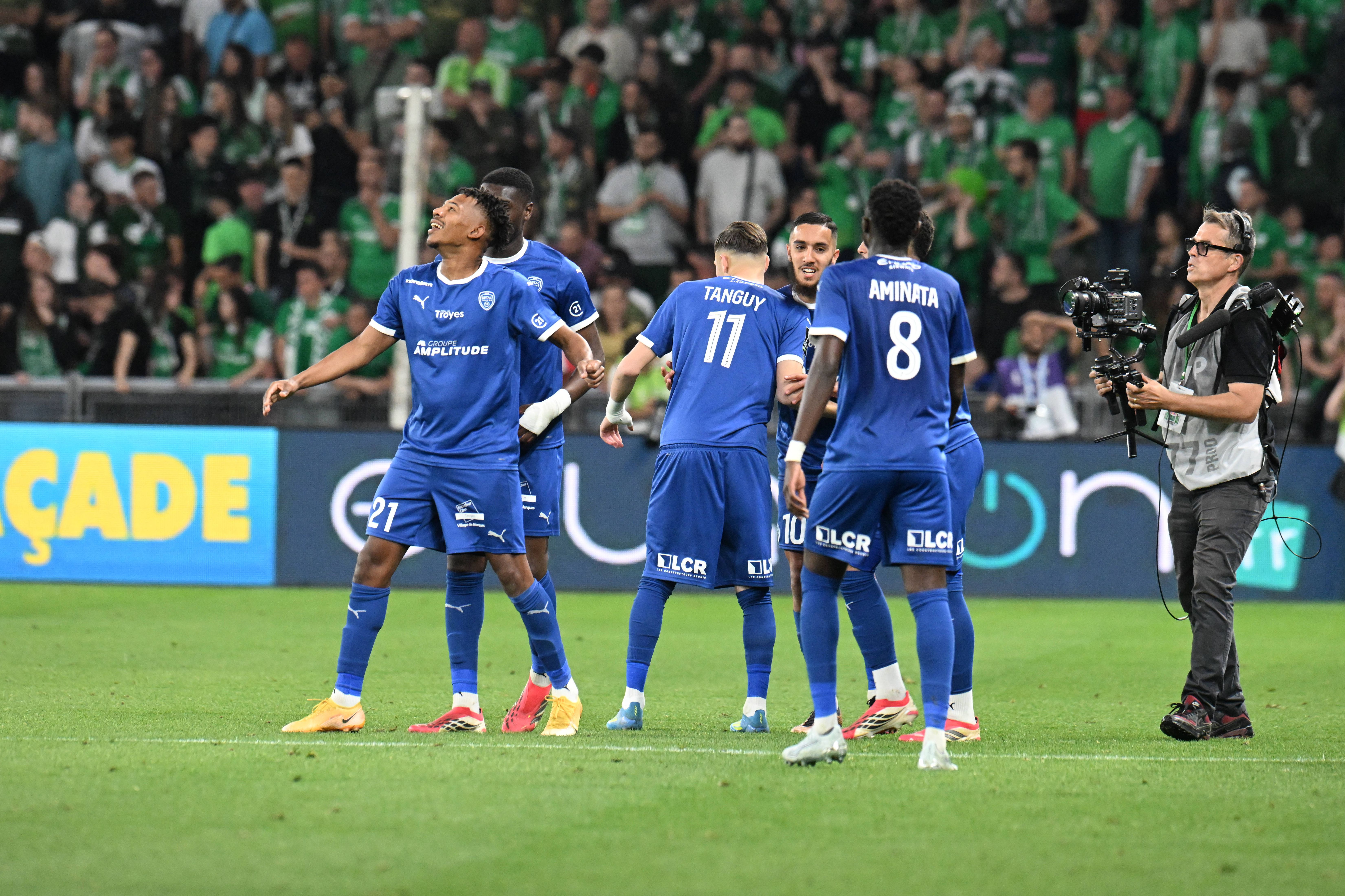 Troyes a festejar o terceiro golo em casa do Saint Etiènne