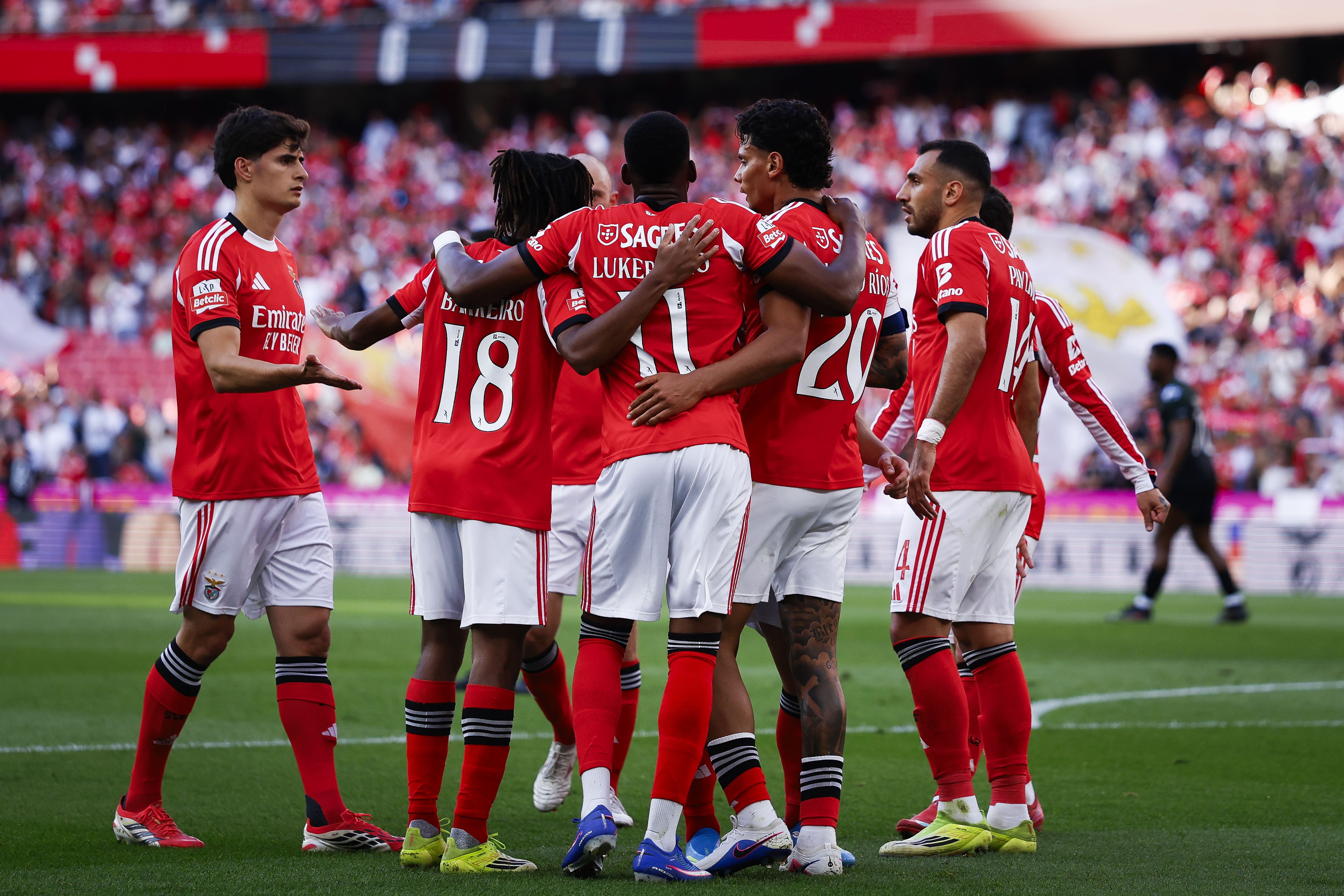 Jogadores do Benfica festejam golo de Barreiro ao Moreirense
