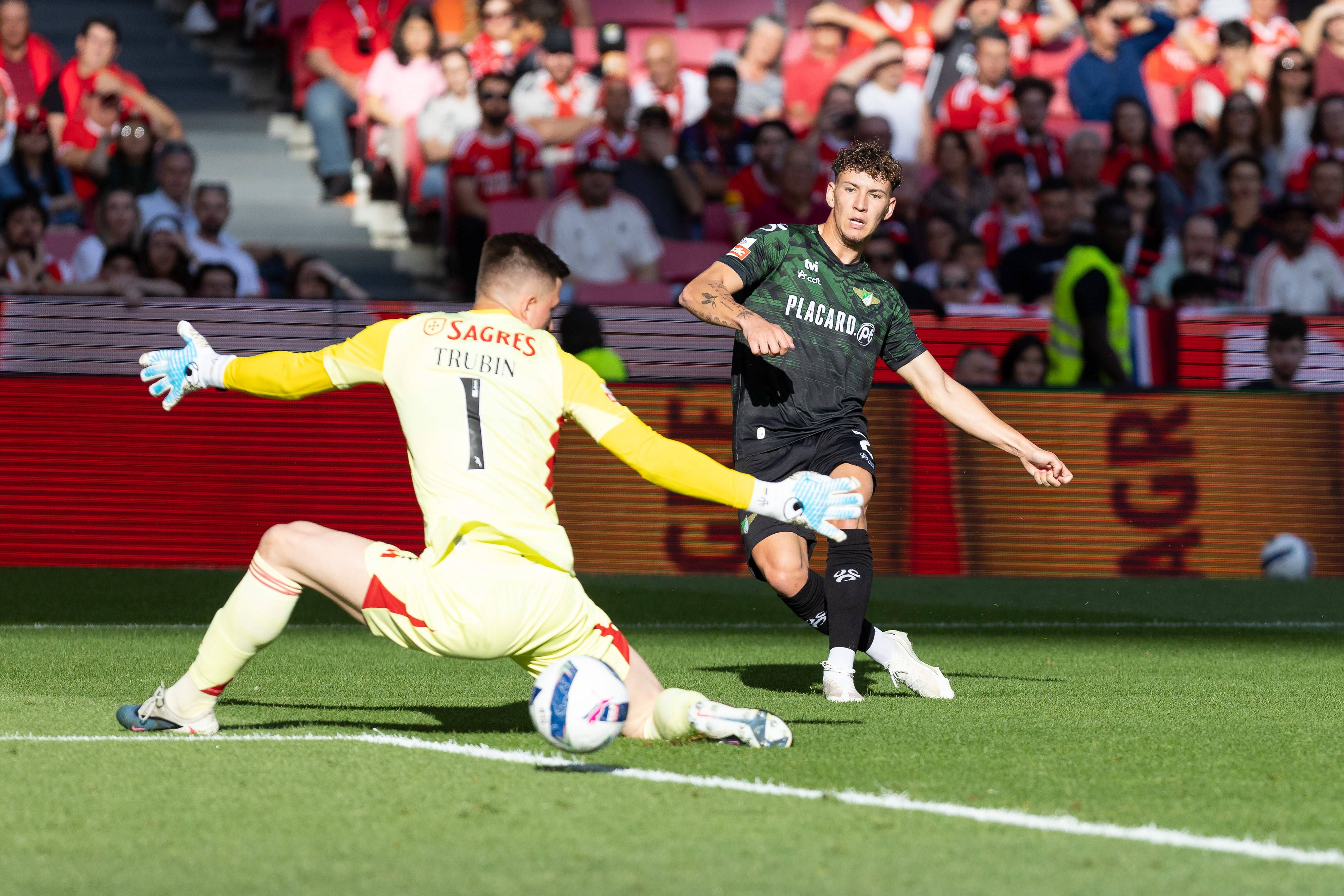 Diogo Travassos, com muita classe, já rematou com o pé esquerdo para o golo do Moreirense na Luz — Foto: IMAGO