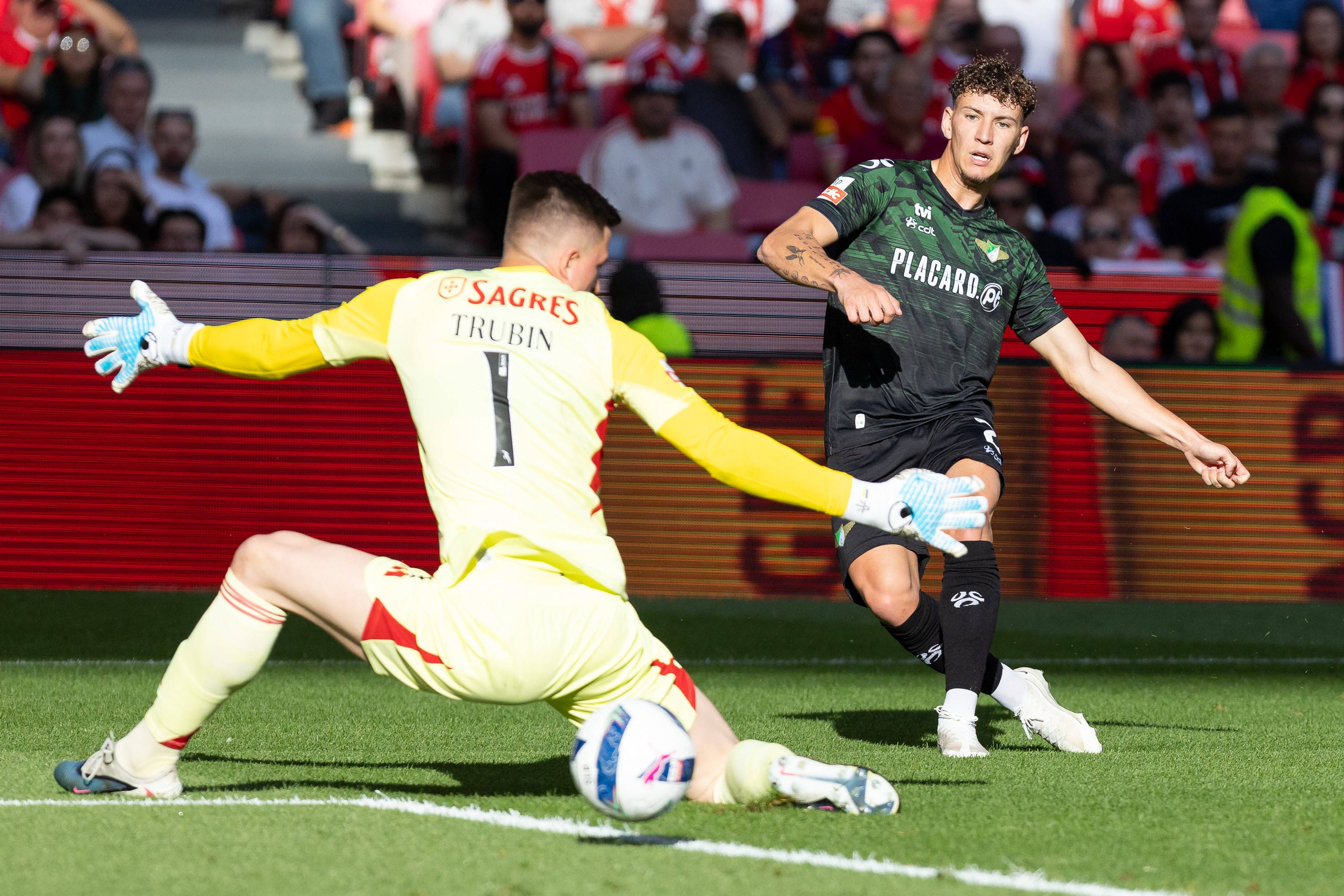 Diogo Travassos, com muita classe, já rematou com o pé esquerdo para o golo do Moreirense na Luz — Foto: IMAGO