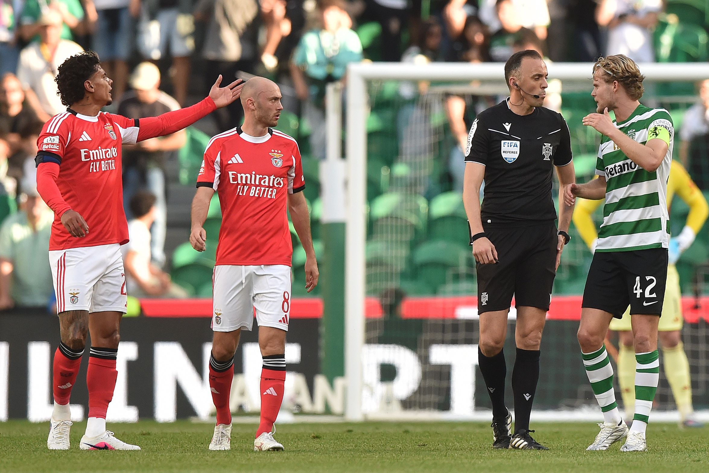 Morten Hjulmand voltou a ser admoestado nos últimos dois jogos, Benfica e FC Porto - Foto: IMAGO