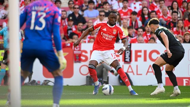 Lukebakio, extremo do Benfica, durante o jogo com o Moreirense