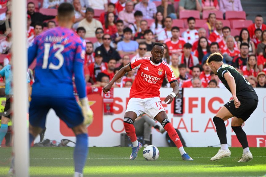 Lukebakio, extremo do Benfica, durante o jogo com o Moreirense