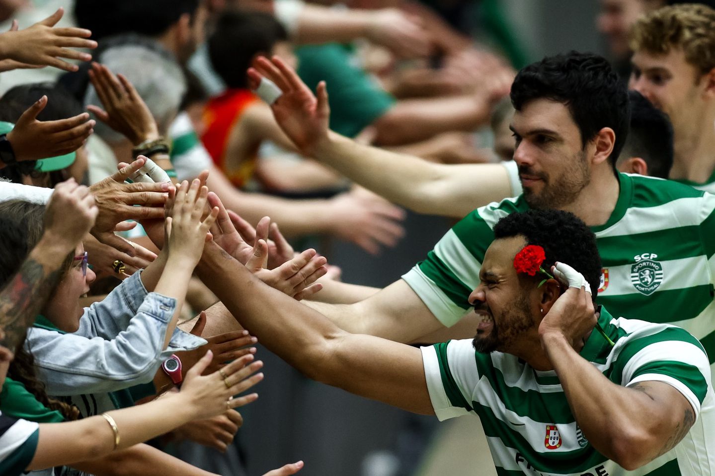 Edson Valencia festeja a vitória com os adeptos com os cravo na orelha    -Fotografia Sorting CP