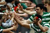 Edson Valencia festeja a vitória com os adeptos com os cravo na orelha    -Fotografia Sorting CP