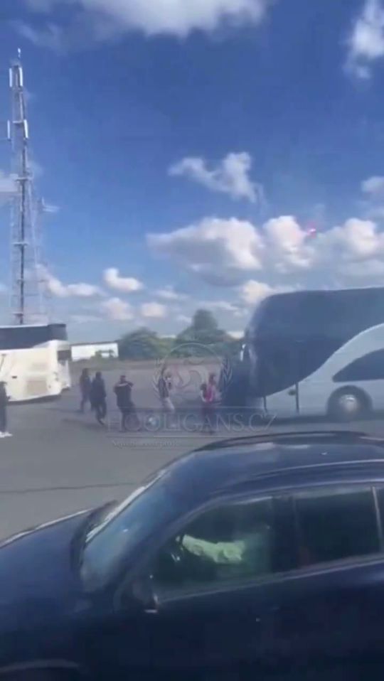 Violentos confrontos entre adeptos do Lyon e PSG antes da final da Taça de França