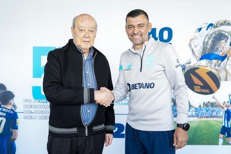 Pinto da Costa e Sérgio Conceição num aperto de mão